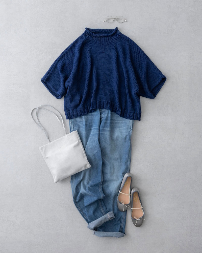 画像: ネイビーニット　26,400円／ヴェリテクール デニムパンツ　41,800円／ヴェリテクール バッグ　25,300円／ミズイロインド（ミズイロインド 青山店） メガネ　52,800円／アイヴァン（トリップ ルミネエスト新宿店） バレエシューズ　37,400円／スペルタ（フラッパーズ）