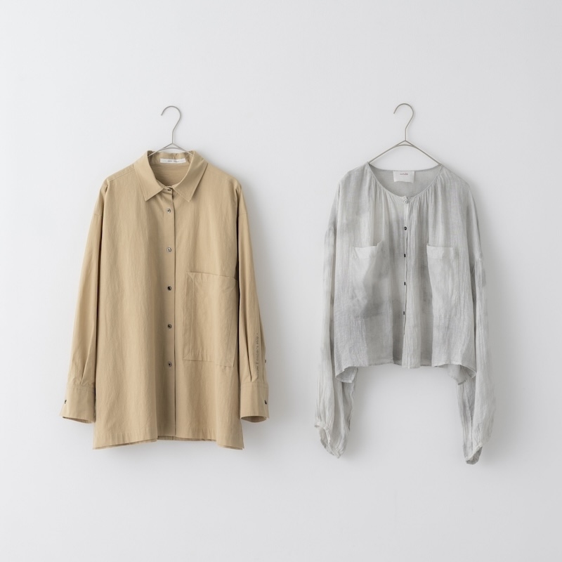画像: 左）ベージュボックスシャツ　39,600円／プレインピープル 右）ムラ染めショート丈ブラウス　30,800円／エンリカ