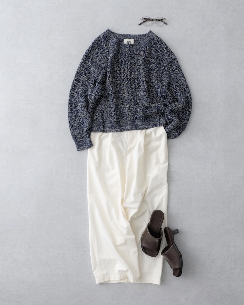 画像: ミックスニット　38,500円／アンフィル パンツ　26,400円／ロワズィール メガネ　29,700円／エナロイド（トリップ ルミネエスト新宿店） サンダル　15,400円／アルム（プレインピープル）