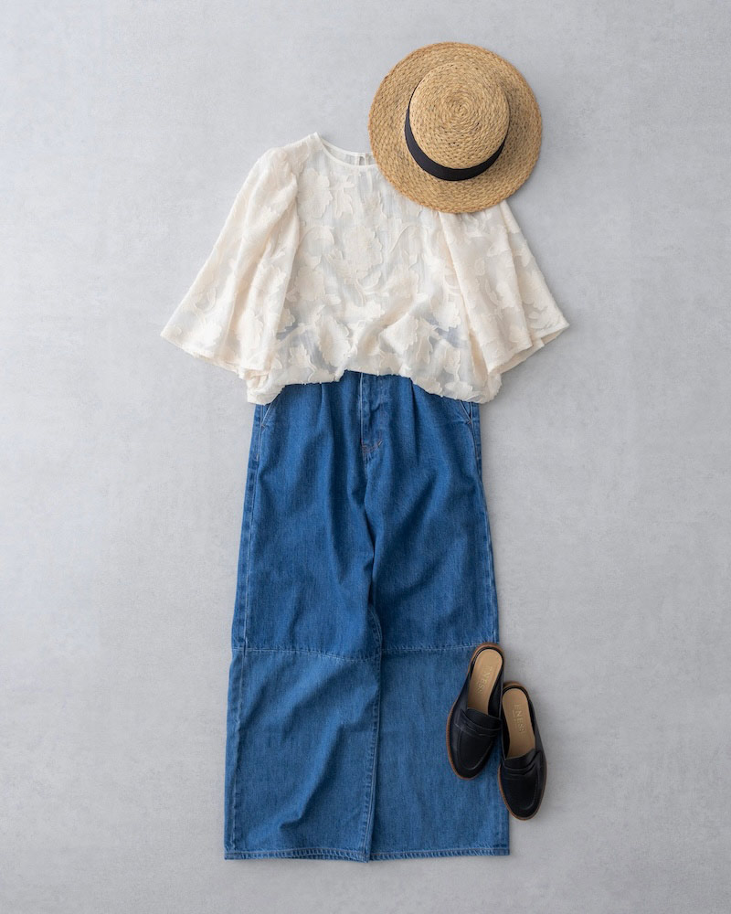 画像: ジャカードブラウス　41,800円／エリテ（ケイエムディファーム） デニムパンツ　35,200円／エリテ（ケイエムディファーム） ハット　25,300円／ミア ハットアンドアクセサリー シューズ　16,500円／エネス（セムインターナショナル）