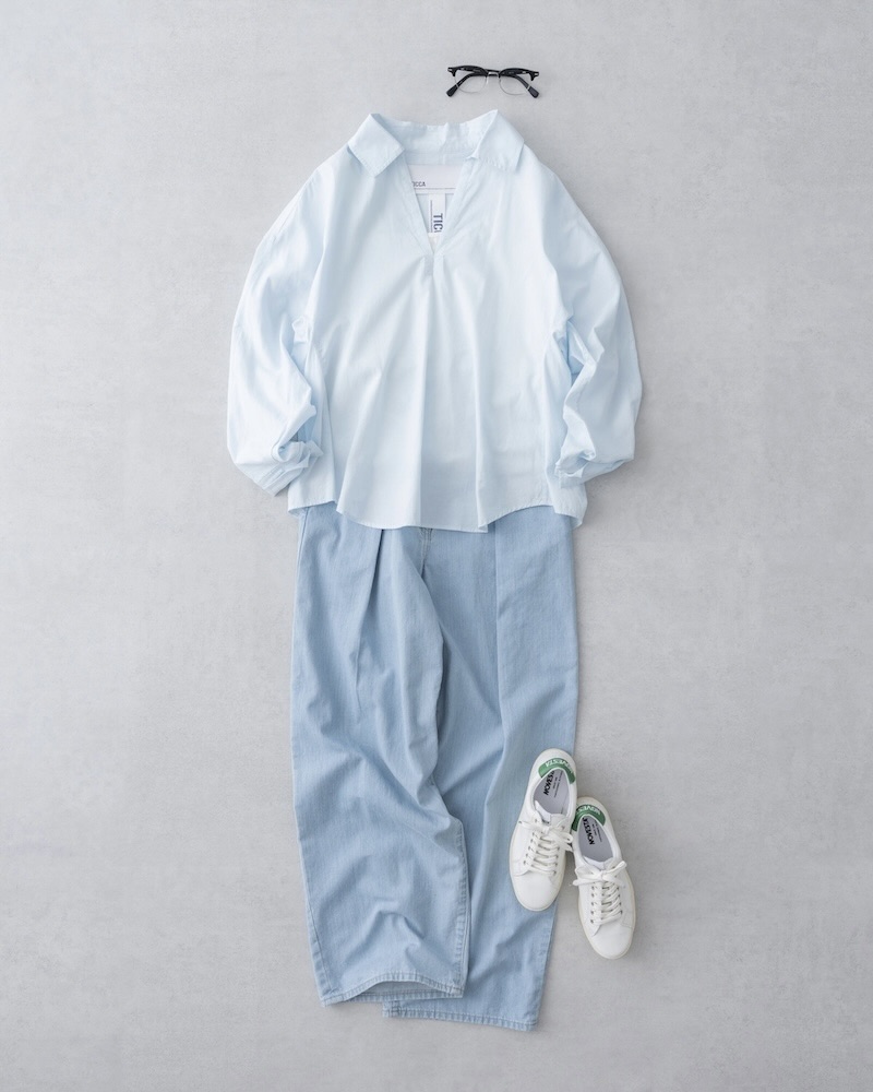 画像: 水色のシャツ　26,400円／ティッカ ライトブルーのデニムパンツ　26,400円／ティッカ メガネ　53,900円／イーファイブ アイヴァン（トリップ ルミネエスト新宿店） スニーカー　34,100円／ノヴェスタ（ノヴェスタジャパン）