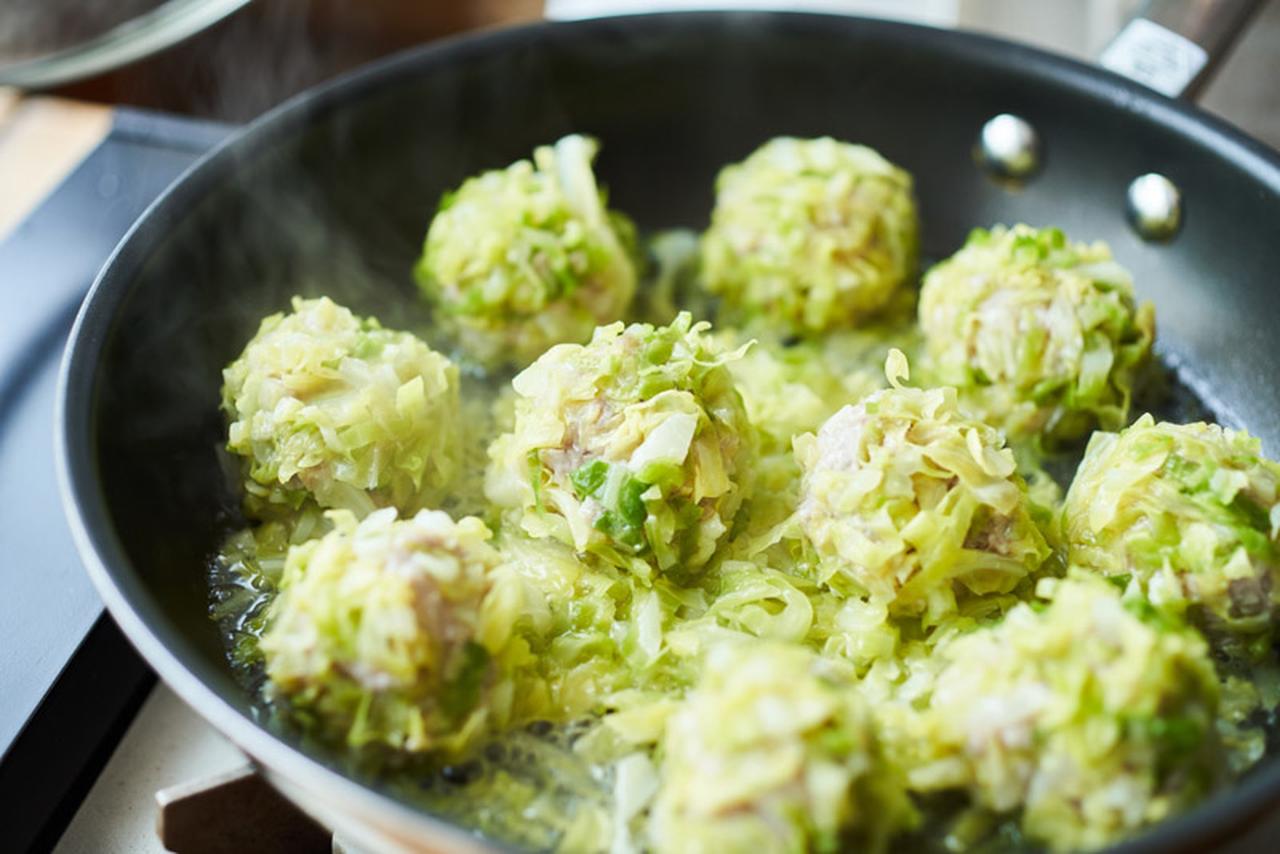 画像: 野菜の甘みがたまらない「塩麹キャベツシュウマイ」のつくり方。お弁当にもぴったり！細切りキャベツで肉だねを包む“かんたんヘルシー”なシュウマイ｜榎本美沙の発酵暮らし - 天然生活web