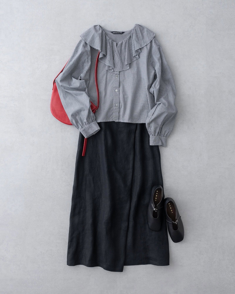 画像: フリルブラウス　15,180円／ミズイロインド（マーコート） スカート　26,400円／ロワズィール バッグ　29,700円／バケットバゲージ（ロワズィール） シューズ　17,600円／レメ（セムインターナショナル）