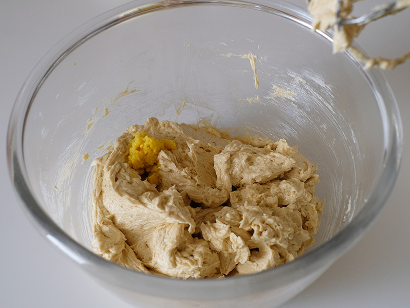 画像: レモンの皮を加える