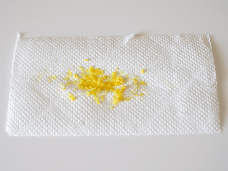 画像: すりおろしたレモンの皮の水けをきる