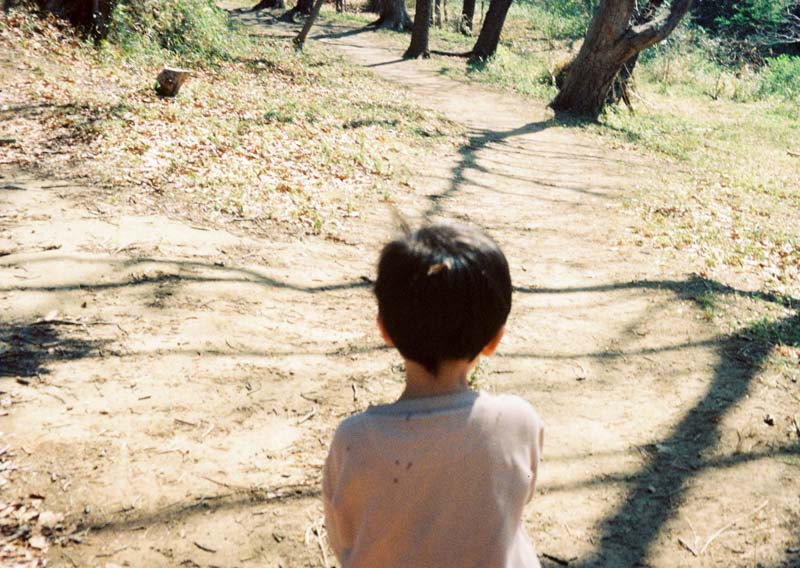 画像: 引っ越し当時2歳だった息子は、今年5歳に。山道もお手のもの、先導してくれるようになりました