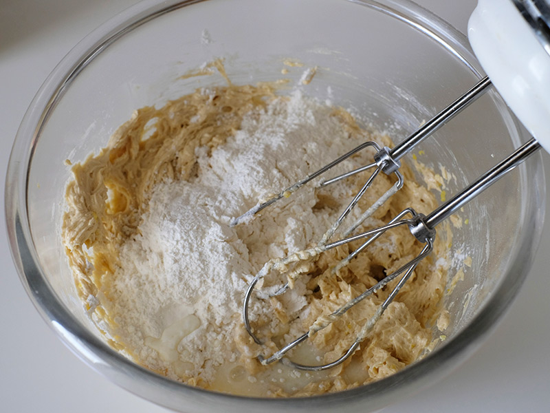 画像: レモン汁と牛乳を合わせた液、粉類を加える