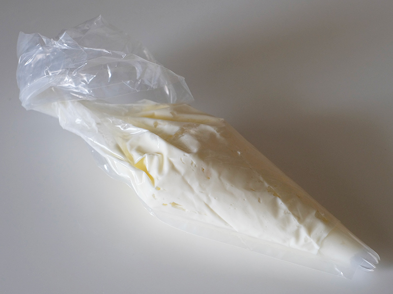 画像: クリームを絞り袋に入れる