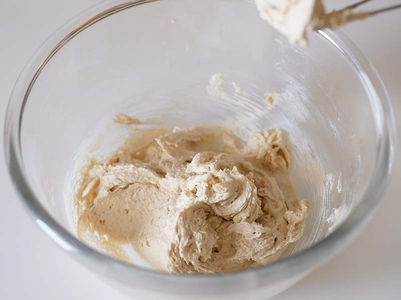 画像: バターと砂糖を混ぜ合わせる