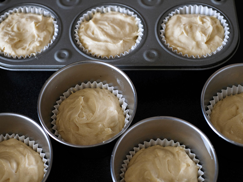 画像: 型に生地を流し入れる