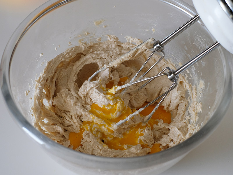 画像: 溶き卵を5回に分けて加える