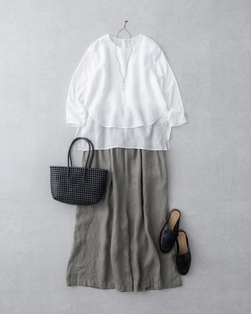 画像: 羽根ネックレス　25,300円／スティーン（フラッパーズ） ブラウス　26,400円／プレインピープル パンツ（サスペンダー付き）　59,400円／ヴェリテクール バッグ　8,690円／ザ バグマティ（セムインターナショナル） シューズ　16,500円／エネス（セムインターナショナル）