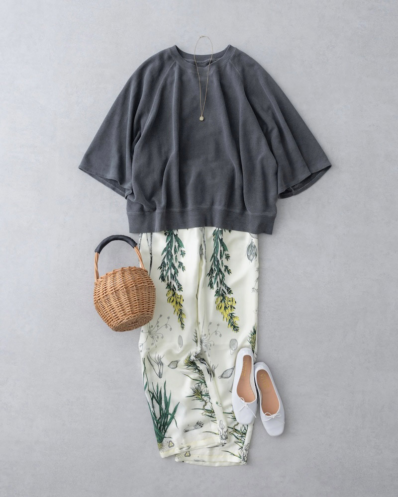 画像: パンツ　49,500円／マニプリ ネックレス　49,500円／プラウ シューズ　31,900円／スペルタ（フラッパーズ） そのほか、スタイリスト私物