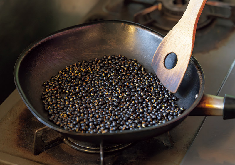 画像: 黒千石大豆を炒っているところ。お茶として煮出したり、ごはんを炊くときに入れて黒豆ごはんにしたり