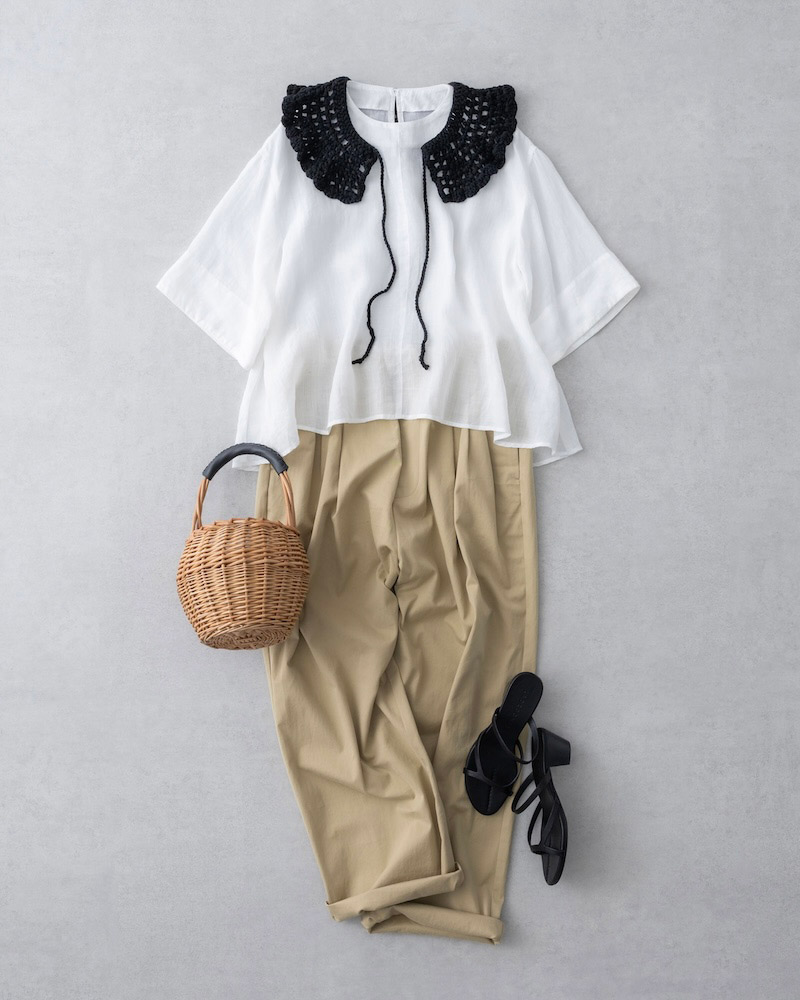 画像: かぎ針編みのつけ襟　13,200円／ヴェリテクール ブラウス　22,000円／ロワズィール パンツ　30,800円／ヴェリテクール サンダル　28,600円／ラオコンテ そのほか、スタイリスト私物