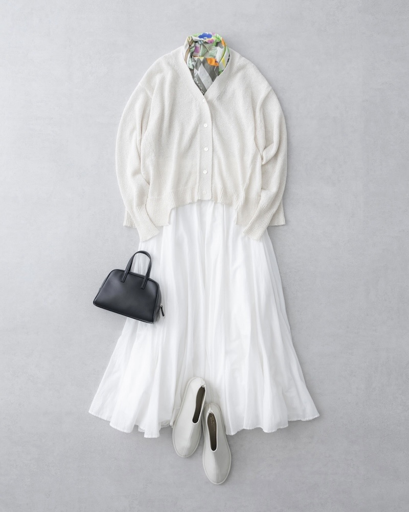 画像: コットンスカーフ　9,680円／マニプリ カーディガン　19,800円／アデュー トリステス スカート　16,940円／ミズイロインド（マーコート） バッグ　39,600円／ミズイロインド（ミズイロインド 青山店） シューズ　35,200円／プレインピープル