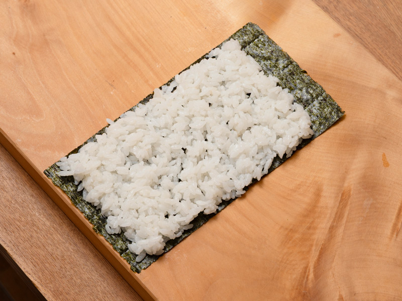 画像: 酢飯は奥2cm、手前を1cmほどあけて均等に広げる