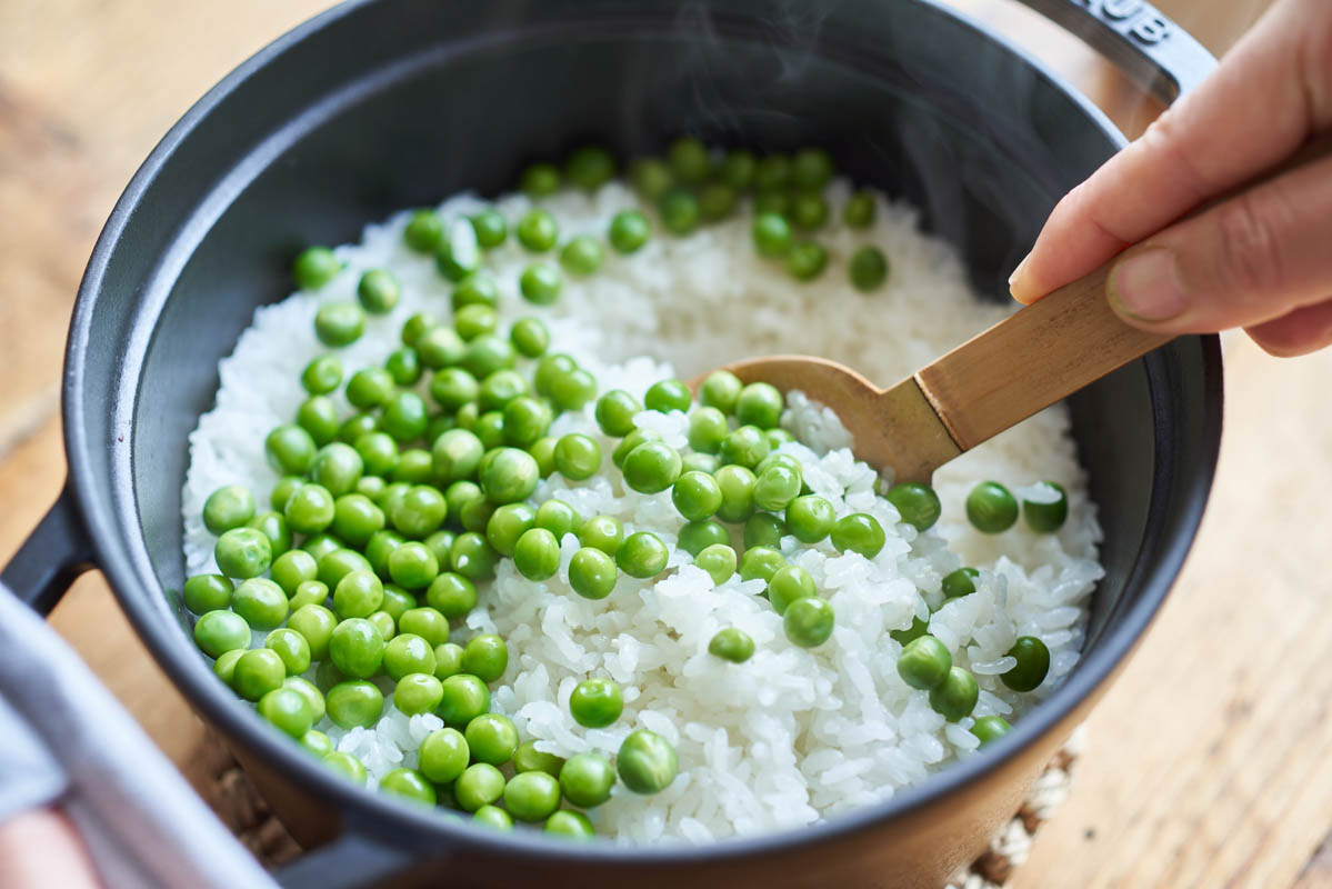 画像6: 春のごちそう「塩麹豆ごはん」のつくり方。生のグリーンピースは香りと食感が格別！表面が“シワになりにくい”ゆで方のコツも｜榎本美沙の発酵暮らし