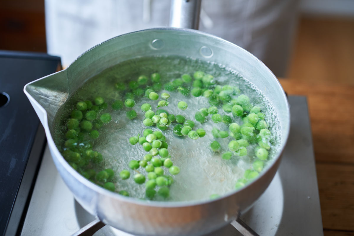 画像1: 春のごちそう「塩麹豆ごはん」のつくり方。生のグリーンピースは香りと食感が格別！表面が“シワになりにくい”ゆで方のコツも｜榎本美沙の発酵暮らし