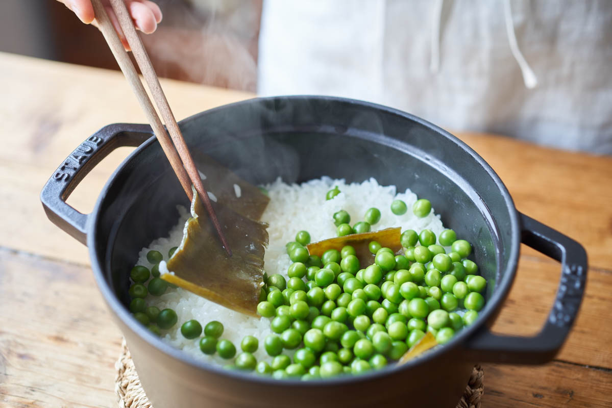 画像5: 春のごちそう「塩麹豆ごはん」のつくり方。生のグリーンピースは香りと食感が格別！表面が“シワになりにくい”ゆで方のコツも｜榎本美沙の発酵暮らし