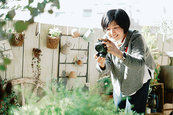 画像: 「植物を撮りたくて、図書館に通って写真を覚えました」。いまでは仕事場で店の植物を撮影することも