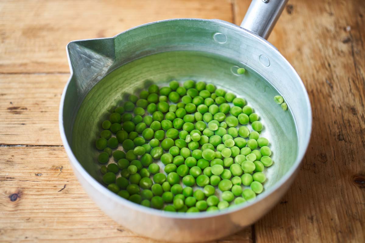 画像2: 春のごちそう「塩麹豆ごはん」のつくり方。生のグリーンピースは香りと食感が格別！表面が“シワになりにくい”ゆで方のコツも｜榎本美沙の発酵暮らし