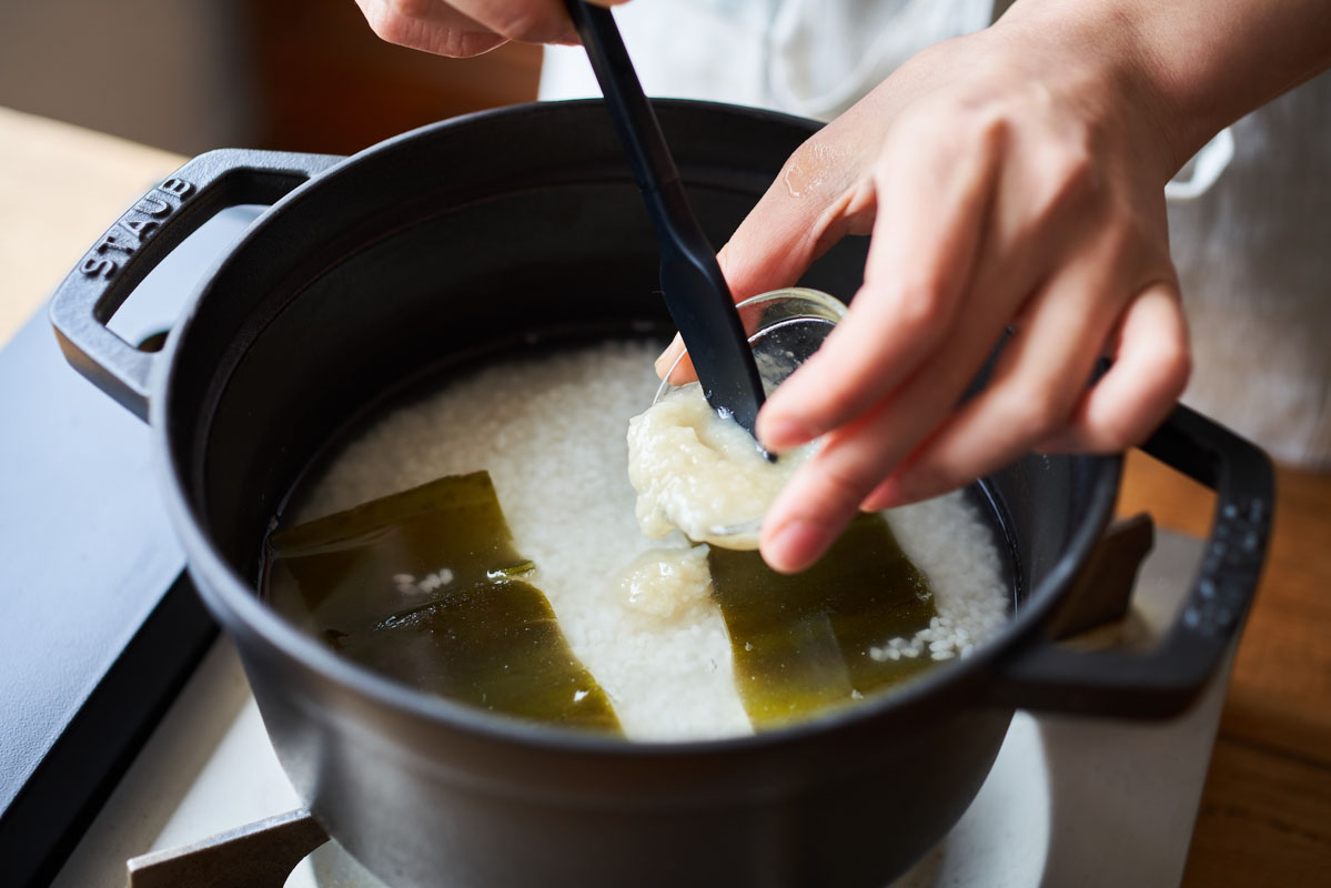 画像4: 春のごちそう「塩麹豆ごはん」のつくり方。生のグリーンピースは香りと食感が格別！表面が“シワになりにくい”ゆで方のコツも｜榎本美沙の発酵暮らし