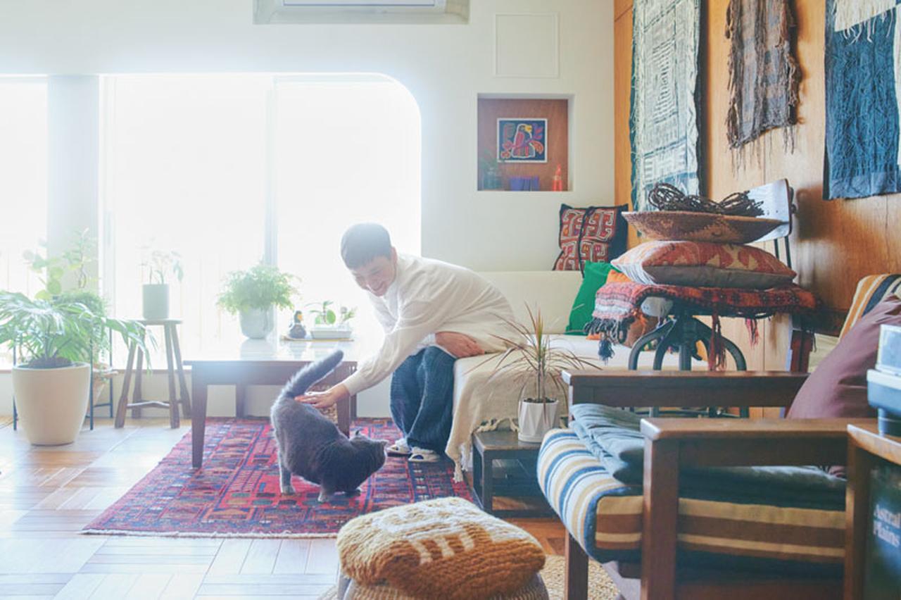 画像: 築58年「団地のフルリノベ」で叶えた理想の住まい。ミッドセンチュリーや昭和レトロへの憧れを込めた“3つの工夫”とインテリアの色選び／テキスタイルアーティスト・タシロユミコさん - 天然生活web