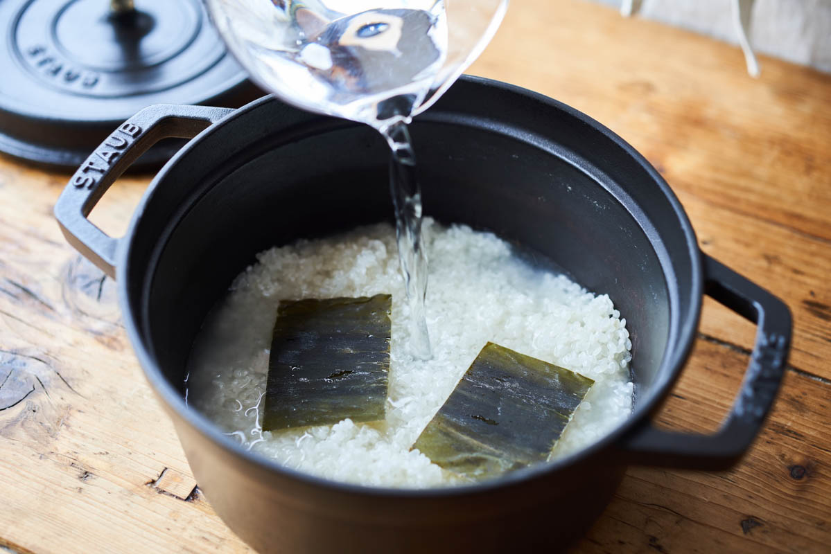 画像3: 春のごちそう「塩麹豆ごはん」のつくり方。生のグリーンピースは香りと食感が格別！表面が“シワになりにくい”ゆで方のコツも｜榎本美沙の発酵暮らし
