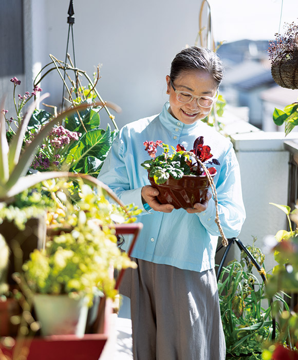 画像: お菓子のクグロフ型を植木鉢に