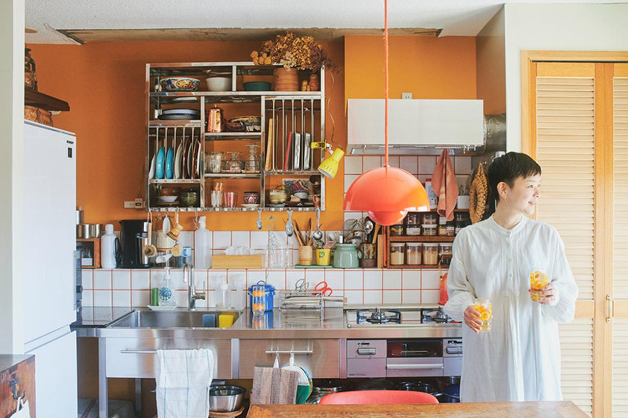 画像: 築58年「団地のフルリノベ」で理想の台所づくり。北欧の名作照明を主役に整える“使いやすくて心地いい”5つのアイデア／テキスタイルアーティスト・タシロユミコさん - 天然生活web