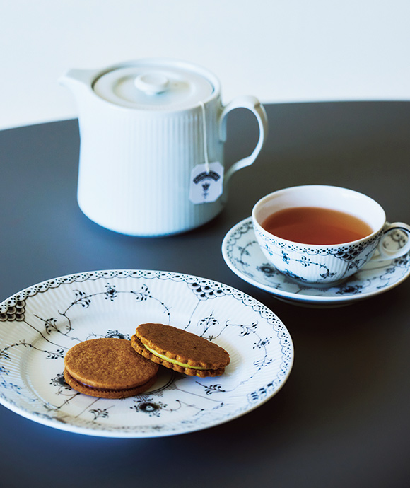 画像: お気に入りのティーセットで楽しむおやつの時間は一日の句読点。お茶は紅茶が定番