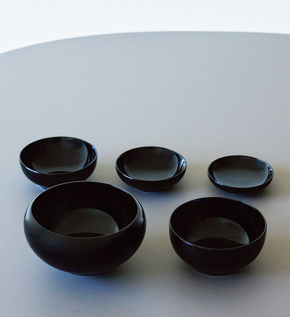 画像: 禅宗の修行僧が使用する器で、「吉田屋漆器」は大本山永平寺御用達。引っ越しの際、ほかは全部送って、これで数日生活したそう