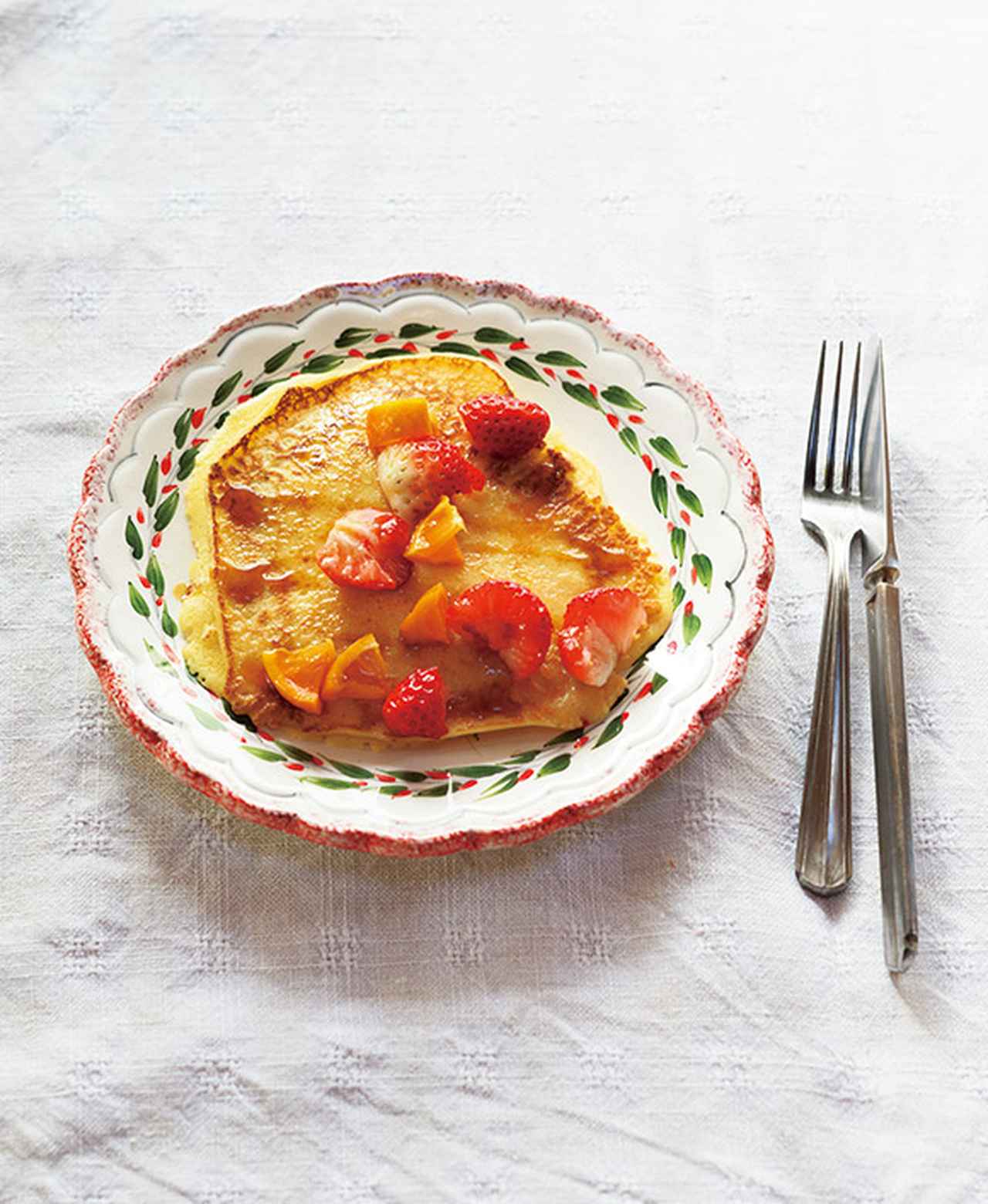画像: パンケーキが盛られた皿はギリシャで求めた飾り皿。普段使いとして愛用