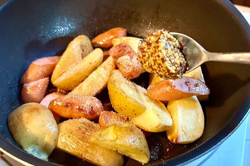 画像: 焦げやすいので、火を止めてから調味料を加えるのがポイント
