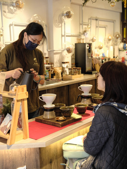 画像: 老舗の青草店が営むハーブティー屋さん