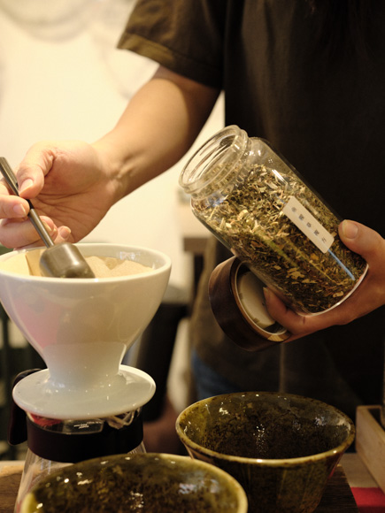 画像: オリジナルの青草茶をブレンドしてもらう