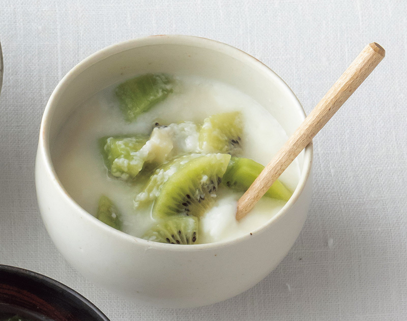 画像2: タンパク質とカルシウムが摂れる朝ごはん「納豆おくらミニトマトあえ」と「新玉ねぎのじゃこだし味噌汁」のつくり方。栄養士に教わる“体を強く美しく”する献立/今泉久美さん