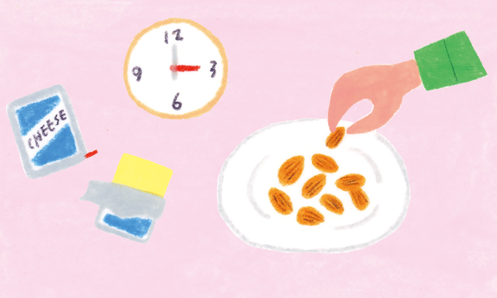 画像: 4．お菓子の代わりにチーズやアーモンド