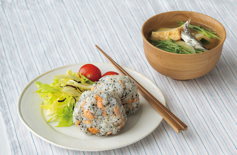 画像: 塩分控えめでも“満足感ある”朝ごはん「黒ごまさけおにぎり」と「厚揚げと豆苗の味噌汁」のつくり方。栄養士に教わる“体を強く美しく”する献立／今泉久美さん