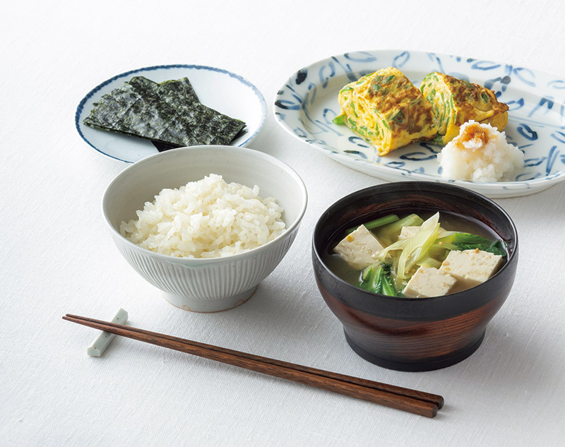 画像: タンパク質＆カルシウムが摂れる朝ごはん「しらすとピーマンの玉子焼き」と「豆腐と小松菜の味噌汁」のつくり方。栄養士に教わる“体を強く美しく”する献立／今泉久美さん