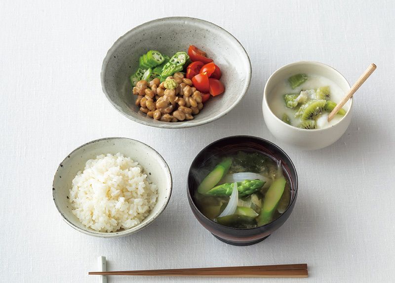 画像1: タンパク質とカルシウムが摂れる朝ごはん「納豆おくらミニトマトあえ」と「新玉ねぎのじゃこだし味噌汁」のつくり方。栄養士に教わる“体を強く美しく”する献立/今泉久美さん