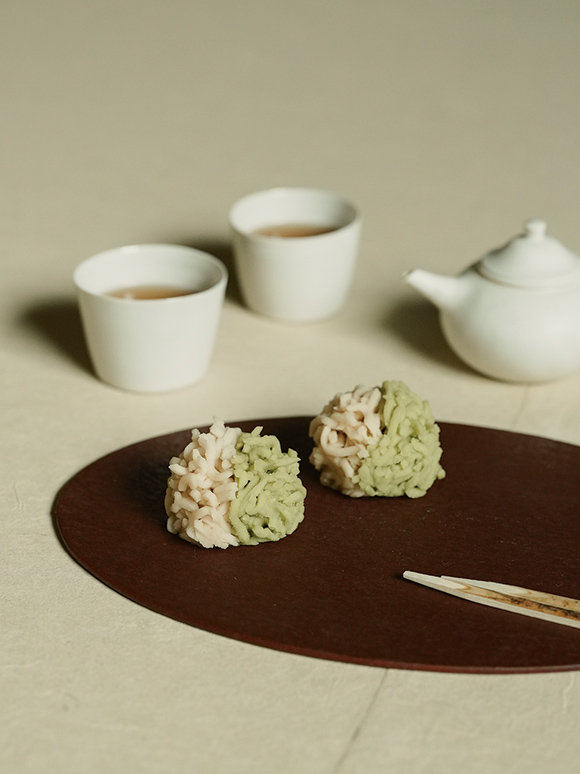 画像: ハタノさんも日常使いする「敷板」。「料理にはお皿と同じように使えます」