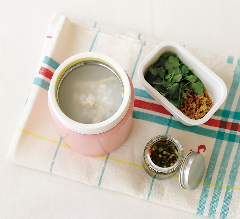 画像: かんたん「ささみのおかゆ弁当」のつくり方。スープジャーに入れておけばお昼に食べ頃！特製ねぎだれでいただくあったか弁当／料理家・瀬戸口しおりさん - 天然生活web