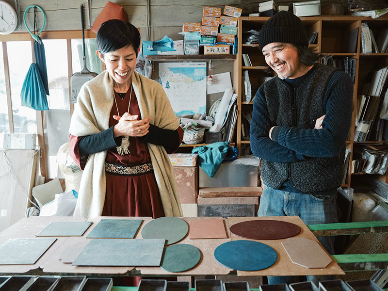 画像: 和紙の人気アイテム「敷板」の製造工程を拝見。「色に表情があるのは何色も重ねているからなんですね」(平澤さん)