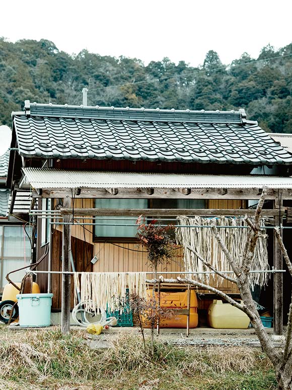 画像: 和紙の原料となる白皮は、天日に干して乾燥させる