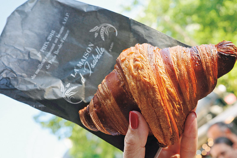 画像: いつ行っても長蛇の列だけど、クロワッサンとパン・オ・ショコラだけなら左側からサッと購入できる(らしい)