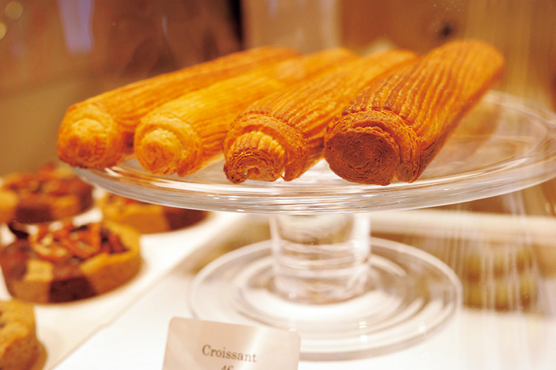 画像: えっ? これクロワッサンなの?はい、おいしいクロワッサンです。「Ritz Paris Le Comptoir Sèvres/リッツ・パリ・ル・コントワール・セーヴル」