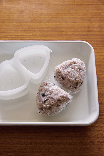 画像: 雑穀米、黒大豆、塩昆布を混ぜて、おにぎりをつくり冷凍ストックに。「セリア」のおにぎり型を活用