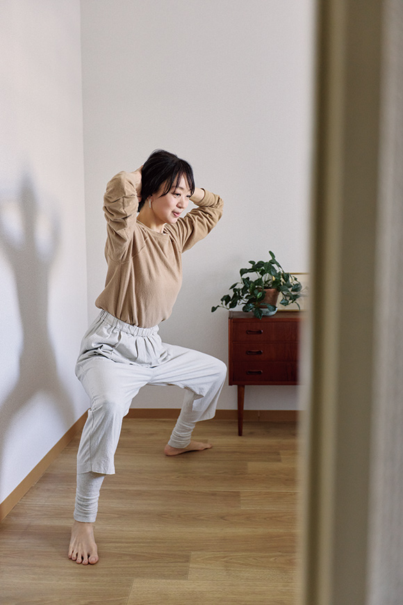 画像1: 50代「けがしにくい体づくり」で人生後半戦も健康に。筋肉を“鍛える&ほぐす”のかんたん運動をコツコツ継続/イラストレーター・柿崎こうこさん